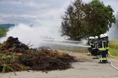 Kompostplatz in Rechberghausen brennt in voller Ausdehnung