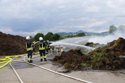 Kompostplatz in Rechberghausen brennt in voller Ausdehnung