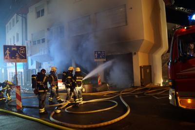 Gebaeudebrand in Sindelfingen - Grosseinsatz fuer die Feuerwehren aus dem Landkreis Boeblingen und die Polizei 