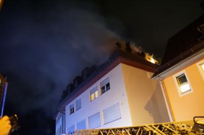 Gebaeudebrand in Sindelfingen - Grosseinsatz fuer die Feuerwehren aus dem Landkreis Boeblingen und die Polizei 
