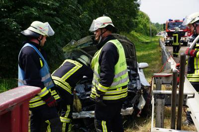 PKW kommt von Fahrbahn ab und landet neben einer Bruecke und beginnt zu brennen