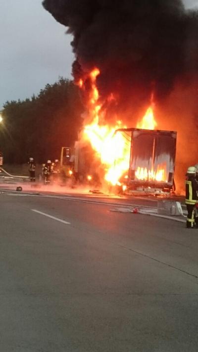 FLAMMENBILDER!!  Brand eines LKW auf der A8 bei Weilheim Teck