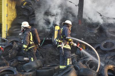 FLAMMENBILDER!!  Brand eines LKW auf der A8 bei Weilheim Teck