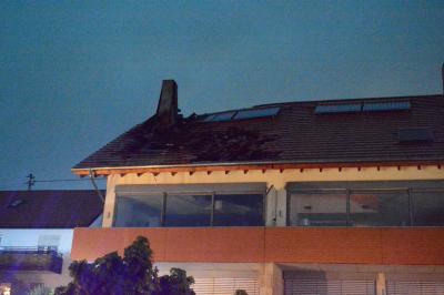 Dachstuhlbrand nach Blitzeinschlag in Allmersbach i.T.