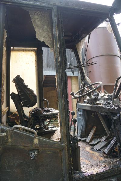 Radlader brennt voellig aus in Hattenhofen