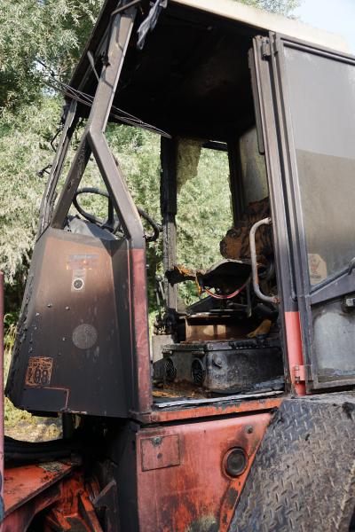 Radlader brennt voellig aus in Hattenhofen