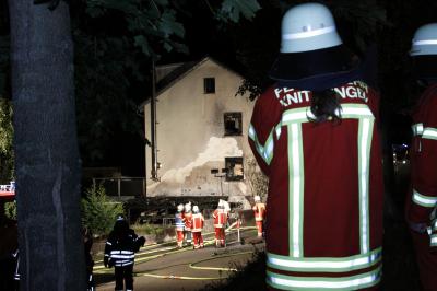 Brand eines Carports mit Fahrzeug und Schaedigung eines Wohnhauses 