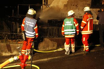 Brand eines Carports mit Fahrzeug und Schaedigung eines Wohnhauses 
