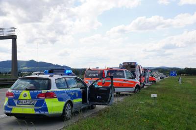 Weilheim-Teck/A8 - Pkw kommt von der Autobahn ab - zwei Schwerverletzte 