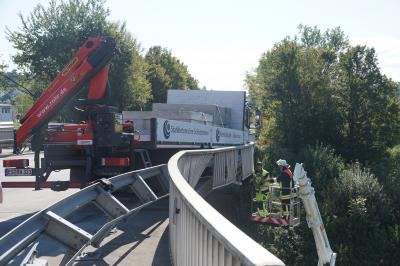 Brueckengelaender stoppt Lkw