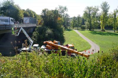 Brueckengelaender stoppt Lkw