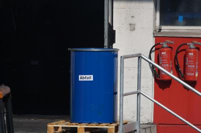 Brand im Farblager einer Firma in Stuttgart