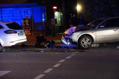 PKW wird gerammt und prallt gegen Ampelanlage in Esslingen