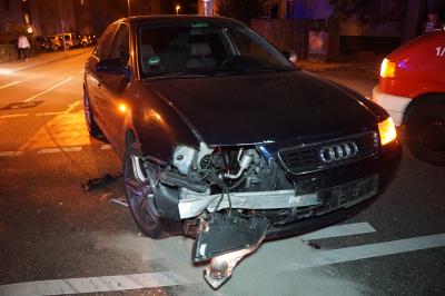 PKW wird gerammt und prallt gegen Ampelanlage in Esslingen