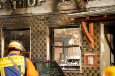 Brand in leerstehendem Gebaeude in Remseck-Neckargroeningen - Polizei geht von Brandstiftung aus 