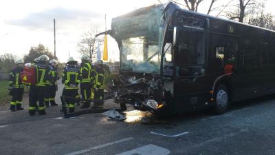 Stuttgart: Massenanfall von Verletzten nach Busunfall an der Bushaltestelle 