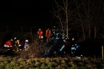 Donzdorf: PKW kommt von Fahrbahn ab und faehrt 150 Meter Hang hinab