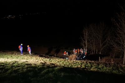 Donzdorf: PKW kommt von Fahrbahn ab und faehrt 150 Meter Hang hinab