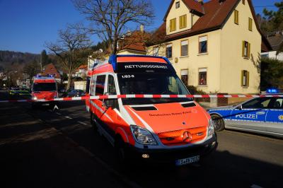 Plochingen: BMW schiebt Opel 20 Meter gegen eine Hauswand