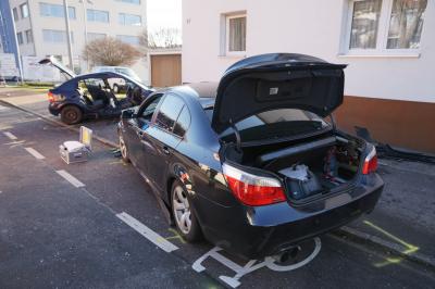 Plochingen: BMW schiebt Opel 20 Meter gegen eine Hauswand