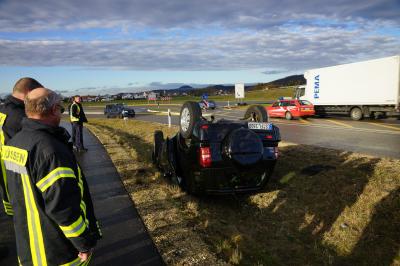 Suessen: Auto landet im Graben / Bei einem Unfall am Montag in Suessen wurde eine 69-Jaehrige Autofahrerin schwer verletzt. 