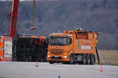 Flughafen Stuttgart: Feuerwehrfahrzeug auf dem Flughafen verunfallt