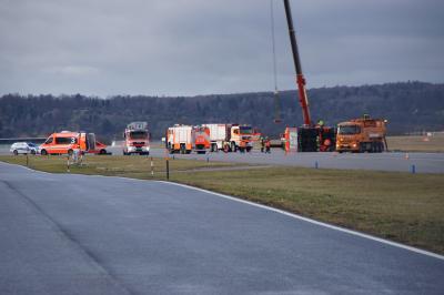 Flughafen Stuttgart: Feuerwehrfahrzeug auf dem Flughafen verunfallt