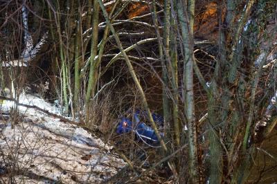 Goeppingen: Pkw landet in der Fils / Ein Mercedes schleuderte am Freitagabend in Goeppingen von der Strasse