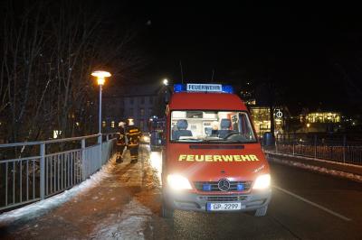 Goeppingen: Pkw landet in der Fils / Ein Mercedes schleuderte am Freitagabend in Goeppingen von der Strasse