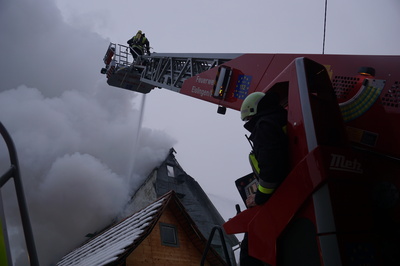 Heiningen: Ein altes Bauernhaus und eine Scheune wurden am Sonntagmorgen ein Raub der Flammen. 