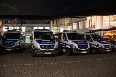 Deizisau: Bei Kundgebung gegen Polizeibeamte getreten 