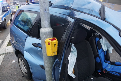 Goeppingen:Verkehrsunfall mit Zwei Schwerverletzte - Polizei sucht Zeugen 