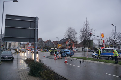 Goeppingen:Verkehrsunfall mit Zwei Schwerverletzte - Polizei sucht Zeugen 
