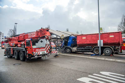 Remseck: LKW rammt VW Golf und rast in Bushaltestelle