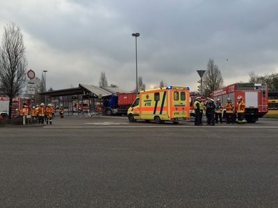 Remseck: LKW rammt VW Golf und rast in Bushaltestelle