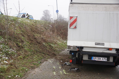 Gingen an der Fils: VW Lenkerin kollidiert mit mehreren Fahrzeugen und wird verletzt