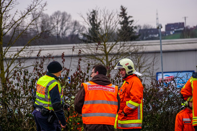 Ebersbach Fils: Pkw ueberfaehrt Bahngleise / Fahrer schwer verletzt 