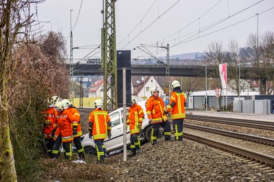 Ebersbach Fils: Pkw ueberfaehrt Bahngleise / Fahrer schwer verletzt 
