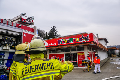 Neckartenzlingen: Brand im Lagerbereich eines Ladengeschaeftes