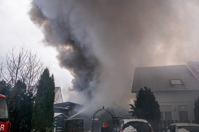 Boertlingen: Ueber 100 Einsatzkraefte kaempfen gegen Brand eines Wohnhauses