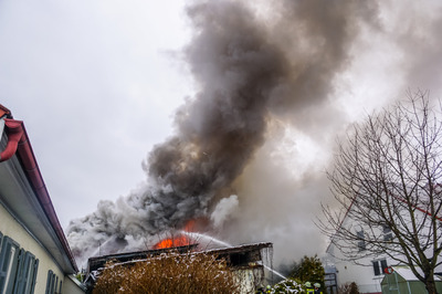 Boertlingen: Ueber 100 Einsatzkraefte kaempfen gegen Brand eines Wohnhauses