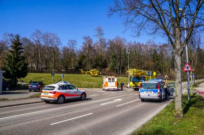 Goeppingen: Kind kommt beim Spielen unter Kranwagen und wird lebensgefaehrlich verletzt
