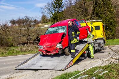 Gruibingen: PKW kommt von Fahrbahn ab und knallt gegen Holzstapel