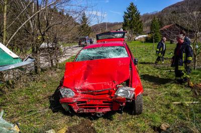 Gruibingen: PKW kommt von Fahrbahn ab und knallt gegen Holzstapel
