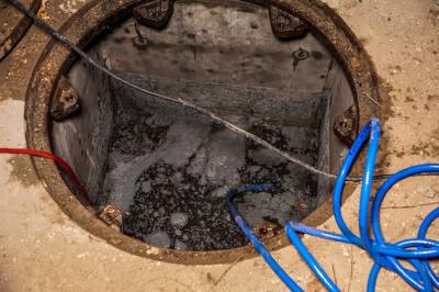 Unterensingen / Wendlingen: Beschaedigter LKW auf der A8 fuehrt Stunden spaeter zu einem Gefahrguteinsatz fuer die Feuerwehr