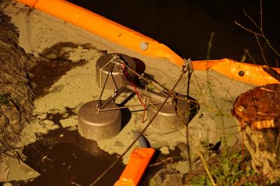 Unterensingen / Wendlingen: Beschaedigter LKW auf der A8 fuehrt Stunden spaeter zu einem Gefahrguteinsatz fuer die Feuerwehr