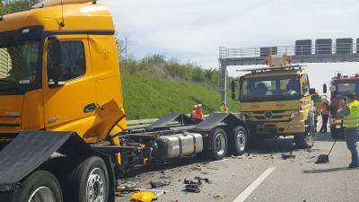 A8 Denkendorf: Fuenf Leichtverletzte bei Lkw-Auffahrunfall 