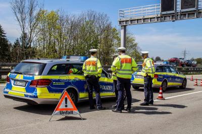 A8 Denkendorf: Fuenf Leichtverletzte bei Lkw-Auffahrunfall 