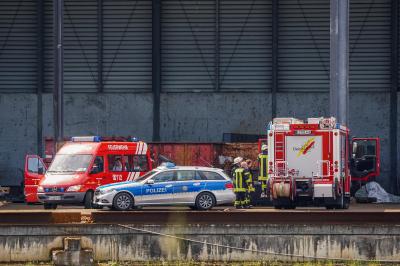 Deizisau: Bagger umgestuerzt - ein Verletzter