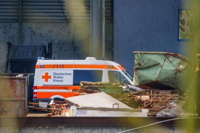 Deizisau: Bagger umgestuerzt - ein Verletzter